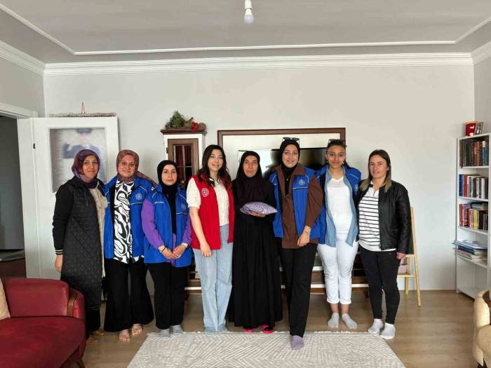Gönüllü Gençler Depremzede Ve Şehit Annelerini Ziyaret Etti