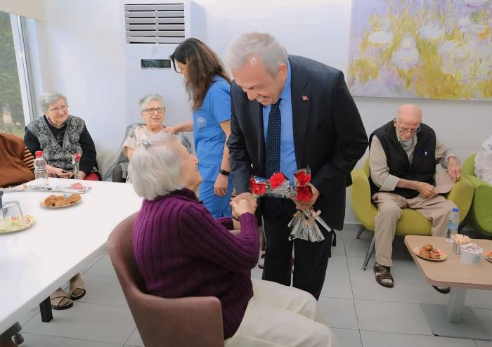 Başkan Şadi Özdemir’den Huzurevindeki Annelere Sürpriz Ziyaret