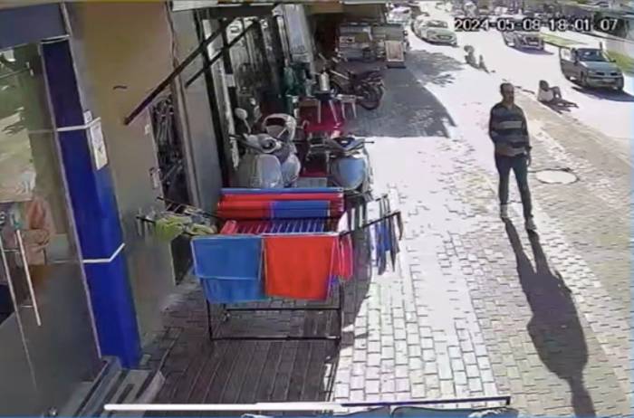 Otomobilin Çarptığı Motosikletli Ayaklarının Dibine Düştü, Vurdumduymazlığıyla ’pes’ Dedirtti