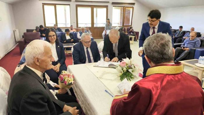 Huzurevinde Evlenen Çift İkinci Baharlarını Yaşıyor