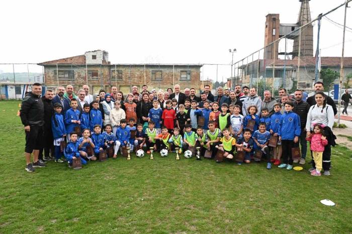 Başkan Bakkalcıoğlu, Başarılı Futbolcuları Ödüllendirdi