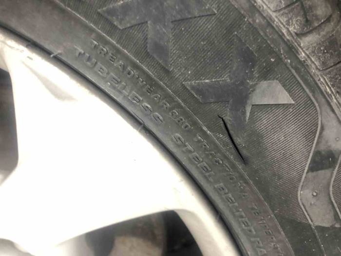 Beyoğlu’nda Park Halindeki 11 Aracın Lastikleri Bıçakla Kesildi