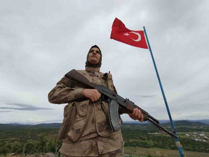 Gündüz Evde Anne, Akşam Vatan Nöbetinde