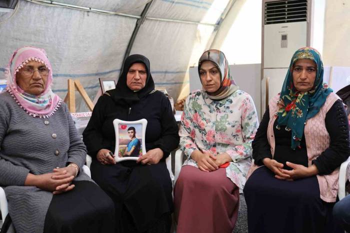 Terörün Elinde Olan Evlatlarından Ayrı Anneler Günü’nü Geçiriyorlar