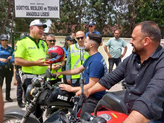Dörtyol’da Motosiklet Sürücülerine Kask Dağıtıldı