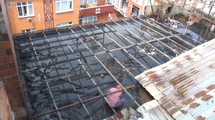 Esenyurt’ta 4 Katlı Binada Çatı Yangını