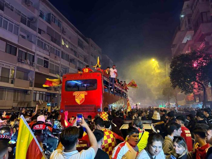 Göztepe, Otobüsle Taraftarlarını Selamladı