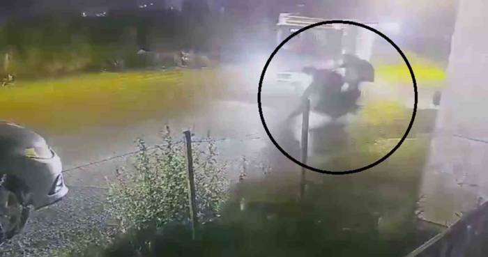 Kamyonetle Çarpışan Motosikletteki 2 Kişi Yaralandı, O Anlar Kamerada