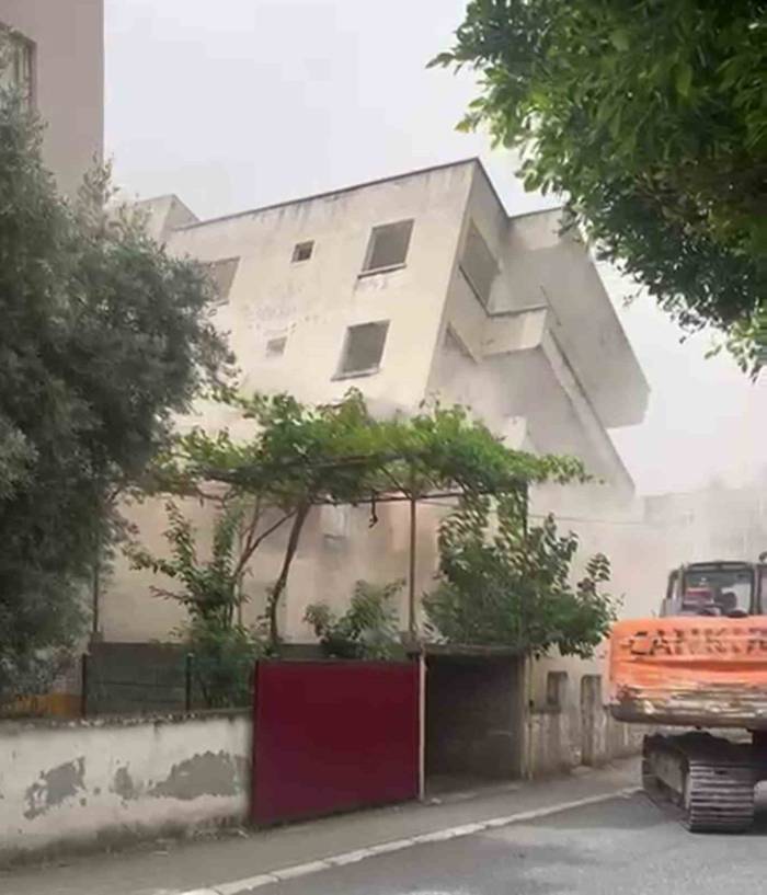 4 Katlı Bina İş Makinesinin Darbesiyle Kağıt Gibi Yerle Bir Oldu