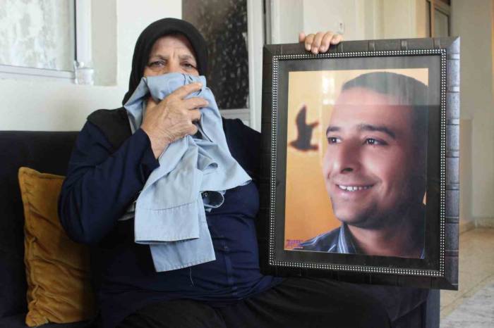 Reyhanlı Saldırısında Oğlunu Kaybeden Anne, Oğlunun Gömleğiyle Hasret Gideriyor
