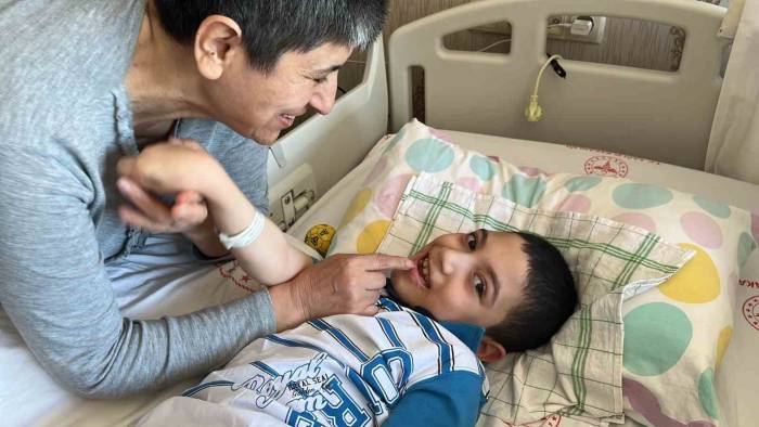 Fedakar Babaanne, Sp Hastası Torununa Gözü Gibi Bakıyor