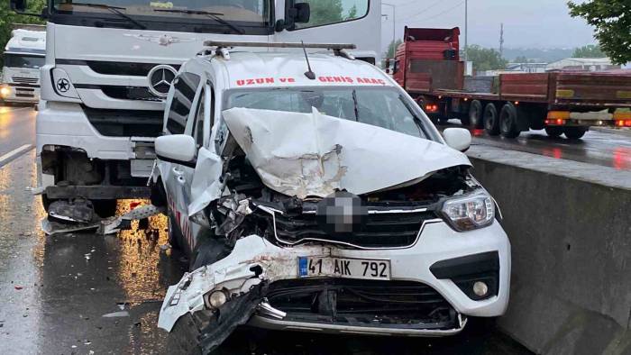 2 Tır Ve Hafif Ticari Araç Çarpıştı: 1 Yaralı