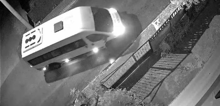 Servis Aracı İle Apartmanın Önünden Çöp Bidonu Çaldılar: O Anlar Kamerada