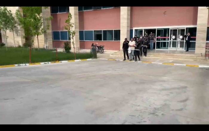 Emeklileri Kredi Vaadiyle Dolandıran Örgüte Operasyon: 8 Tutuklama