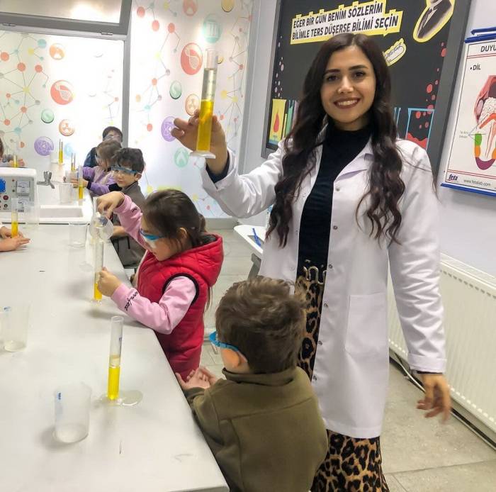 Manisa Serpil Öğretmene Ağlıyor