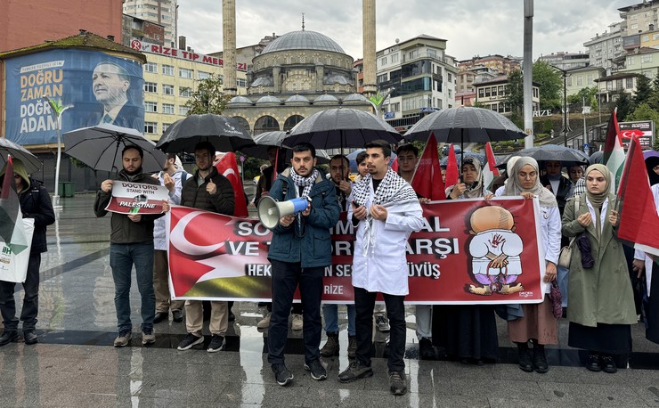 rizede-saglik-calisanlari-sessiz-yuruyusle-israili-protesto-etti-1.jpg