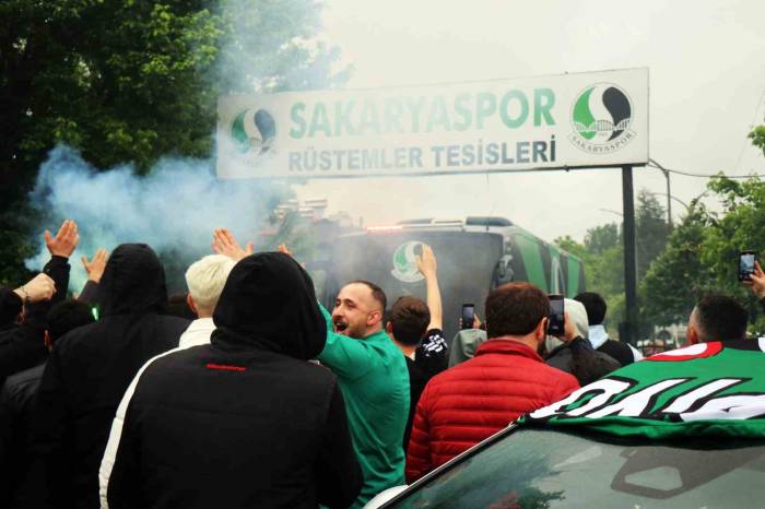 Sakaryasporlu Taraftarlar, Takımı Derbiye Meşale Ve Tezahüratlarla Uğurladı