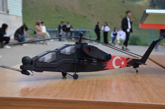 Beytüşşebaplı Öğrenciler Yaptıkları Atak Helikopteri Satarak Sma Hastası Çocuğa Destek Oldu