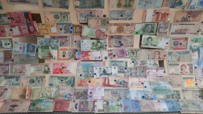 Turistlerin Taksim’de Başlatmış Olduğu Para Takma Geleneği Uzun Yıllardır Devam Ediyor