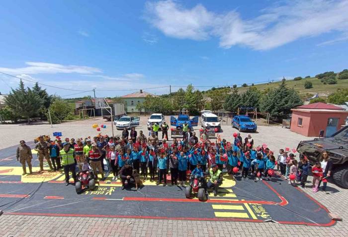 Köy Okulu Öğrencileri Hem Trafik Kurallarını Öğrendi Hem De Şölen Tadında Bir Gün Geçirdi
