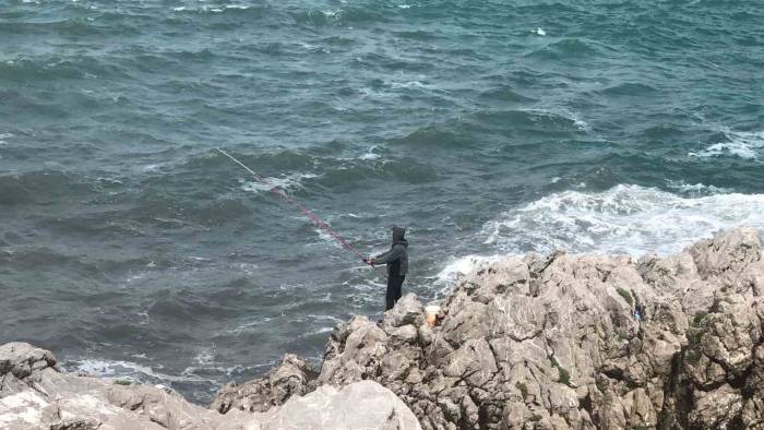 Tehlikeli Kayalıklarda Balık Tutmak İçin Canını Hiçe Saydı