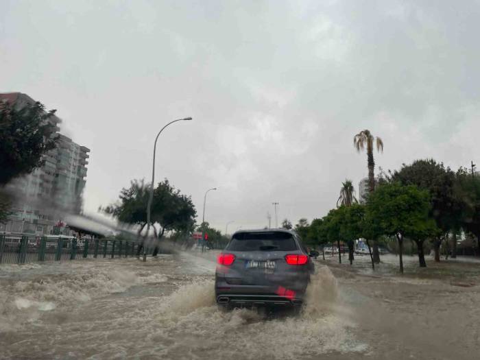 Aşırı Yağmur Nedeniyle Evleri Su Bastı, Kanal İle Yol Birleşti