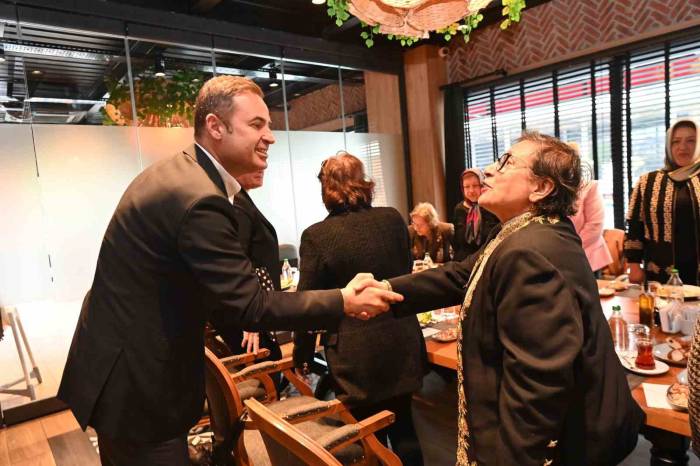 Başkan Ahmet Akın, Anneler Günü’nü Kutladı