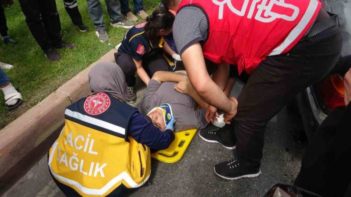 Yol Kenarındaki Arkadaşına Bakarken Otomobile Arkadan Çarptı