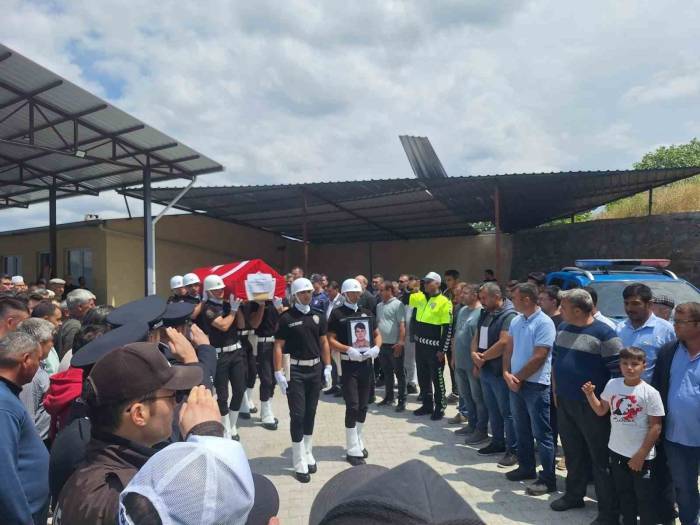 Traktör Altında Kalan Bekçi Toprağa Verildi