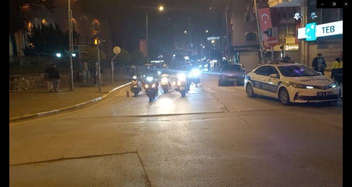 Kuryeler ’ata Emre’ İçin Kornalarını Çaldı