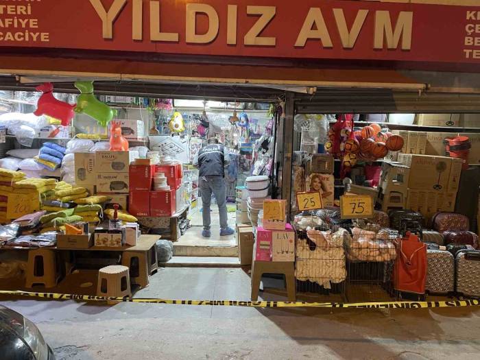 Esenyurt’ta Alışveriş Yapan Çifte Silahlı Saldırı: 1 Ölü, 1 Yaralı