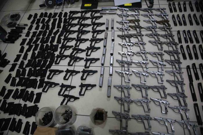 Batman’da Yasa Dışı Silah Ticaretine Yönelik “Mercek-18” Operasyonundan 121 Ruhsatsız Tabanca Ele Geçirildi, 4 Şüpheli İse Yakalandı