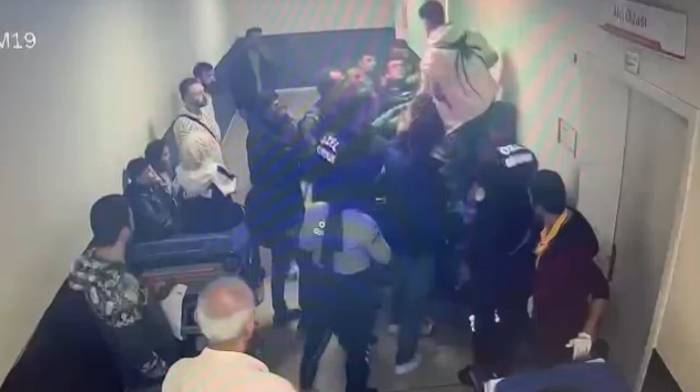 Sedyeden Kalktı, Doktora Saldırdı