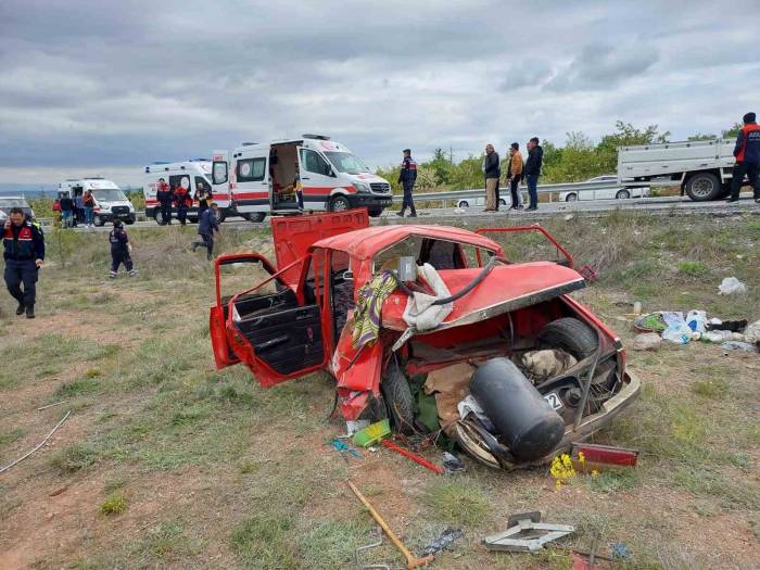 Nişan Merasimi Dönüşü Otomobil İle Kamyonet Çarpıştı: 1 Ölü, 5 Yaralı