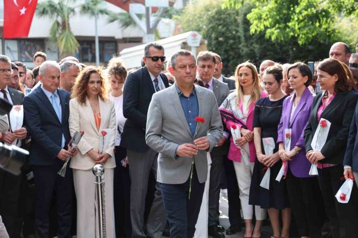 Chp Genel Başkanı Özel, Zübeyde Hanım’ın Anıt Mezarını Ziyaret Etti