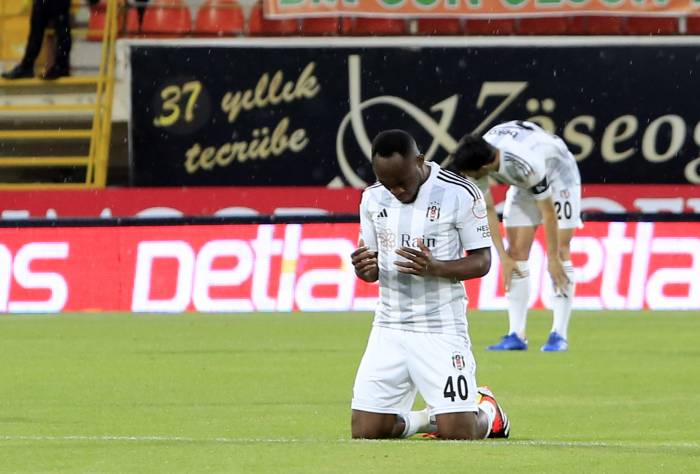 Trendyol Süper Lig: Alanyaspor: 0 - Beşiktaş: 0 (İlk Yarı)