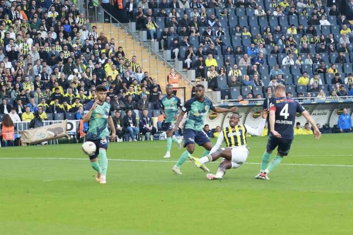 Trendyol Süper Lig: Fenerbahçe: 2 - Kayserispor: 0 (İlk Yarı)