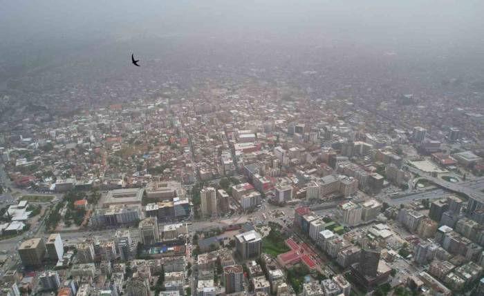 Kenti Kaplayan Toz Bulutu Dron İle Görüntülendi