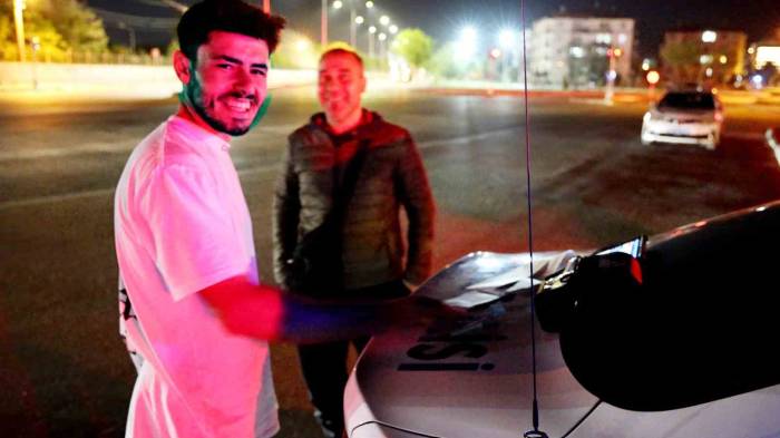 Kamerayı Görünce Gülümsedi, Cezayı Yiyince “Hayırlı Olsun” Dedi