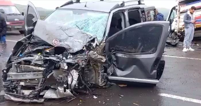 Ardahan’da Kafa Kafaya Çarpışan İki Araç Hurdaya Döndü: 2 Yaralı