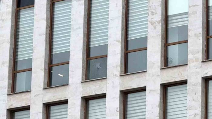 Arnavutköy Kaymakamlığı’na Kurşun İsabet Etti, Polis Harekete Geçti