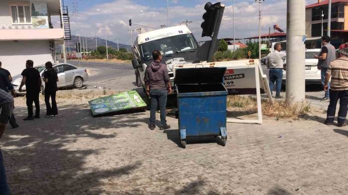 Buharkent’te Minibüs Durağa Daldı