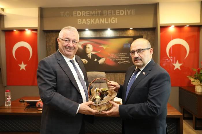 Vali Ustaoğlu, Edremit Belediyesi’ni Ziyaret Etti