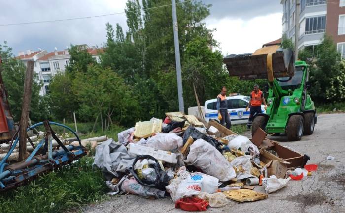 Belediye Ekipleri Müstakil Evden 5 Kamyon Çöp Çıkarttı