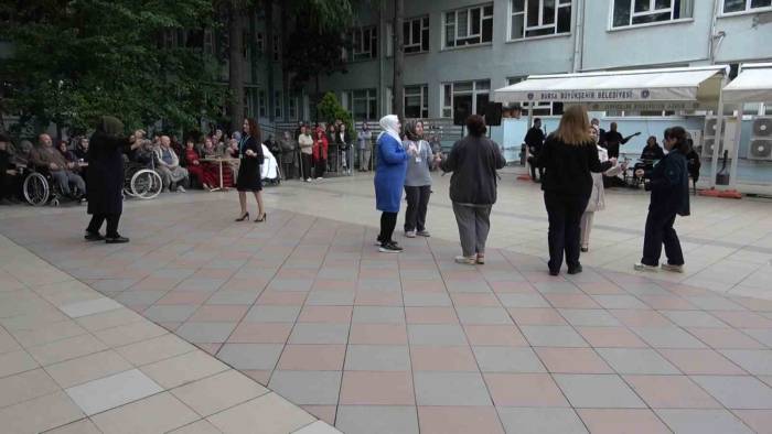 Hastane Personeli Hemşireler Günü’nü Hastalarla Birlikte Kutladı