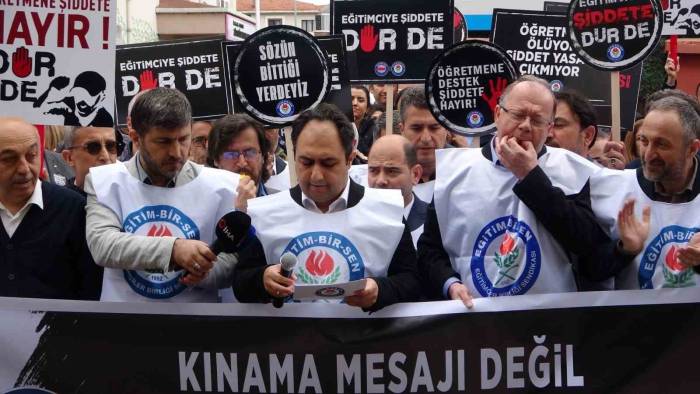 Eğitim Bir-sen Üyeleri, Maltepe’de Okul Yöneticilerine Saldırıyı Protesto Etti