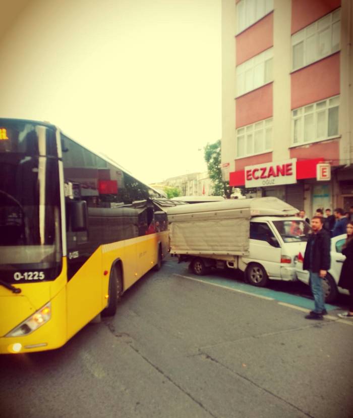 İett Otobüsü Patates Yüklü Kamyonete Çarptı: Seyyar Satıcı, Şoförü "Canını Alacağım" Diye Tehdit Etti