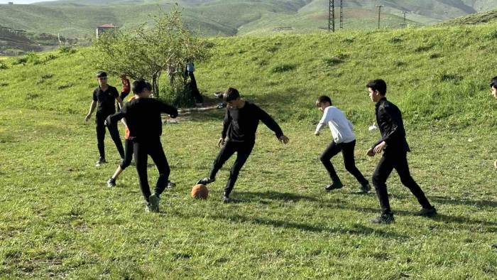 Boş Arazide Kıran Kırana Top Oynayan Gençler Futbol Sahası İstiyor