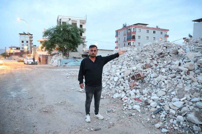 Hayvansever Vatandaşın Yıkımı Gerçekleştirilen Hasarlı Binadan Yavru Köpekleri Kurtardığı Anlar Kamerada