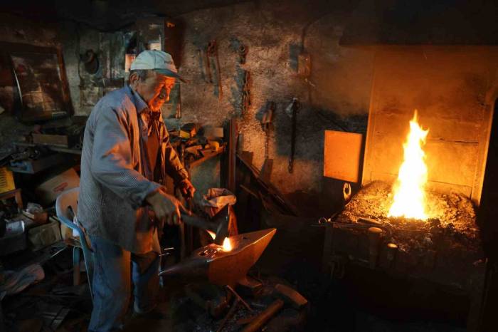 Aydın’ın En Eski Demircisi Mesut Usta, Yarım Asırdır Aynı Körüğün Başında Hizmet Veriyor